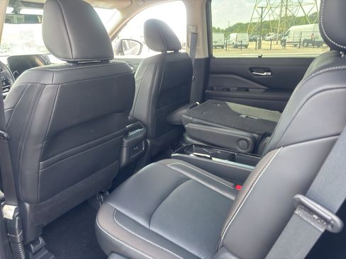 Used 2023 Nissan Pathfinder SL w/ SL Premium Package FWD image 3