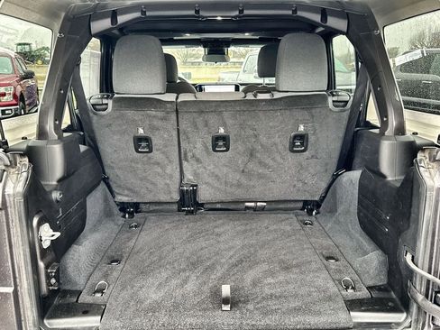 Used 2025 Jeep Wrangler Unlimited Sahara AWD/4WD image 28