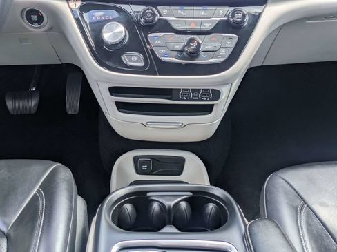 Used 2023 Chrysler Pacifica Touring-L FWD image 20