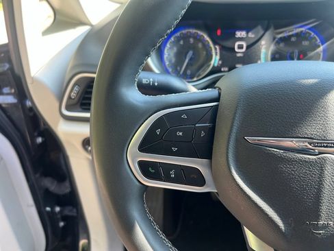 Used 2023 Chrysler Pacifica Touring-L FWD image 13