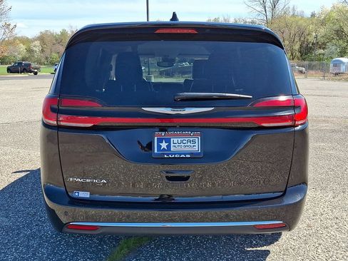Used 2024 Chrysler Pacifica Touring-L FWD image 10
