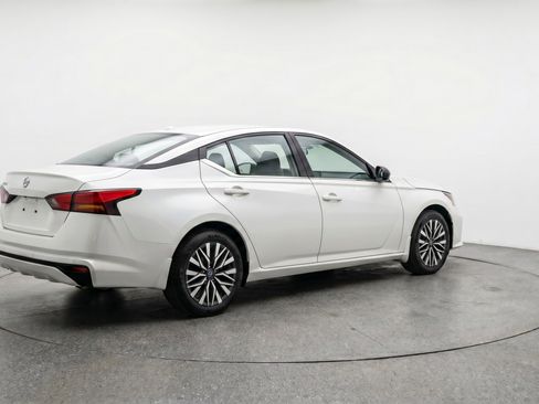 Used 2025 Nissan Altima 2.5 SV FWD image 9