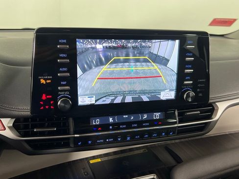 Used 2023 Toyota Sienna Limited image 15