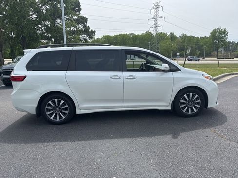 Used 2018 Toyota Sienna Limited image 6