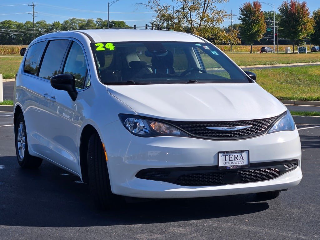 Used 2024 Chrysler Voyager LX FWD image 3