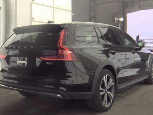 Used 2025 Volvo V60 B5 Cross Country Plus AWD/4WD image 5