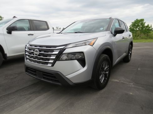 Used 2024 Nissan Rogue S FWD image 4