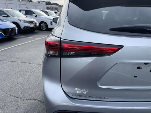 Used 2021 Toyota Highlander XLE image 18