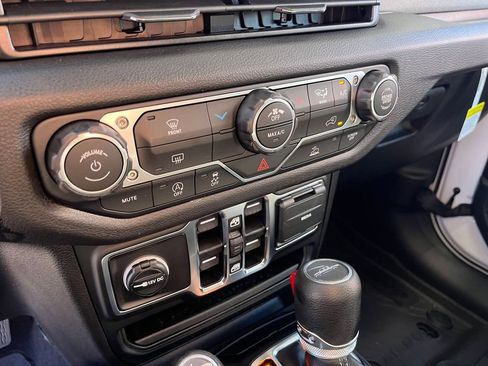 New 2025 Jeep Gladiator Sport image 20