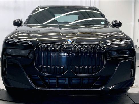 Used 2025 BMW 760i xDrive w/ Premium Package AWD/4WD image 8