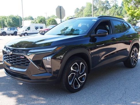 Used 2025 Chevrolet Trax RS w/ Driver Confidence Package FWD image 3
