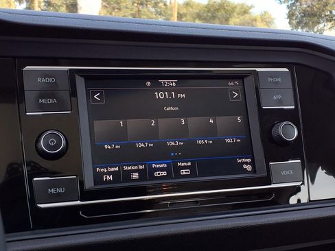 Certified 2022 Volkswagen Jetta SE image 10