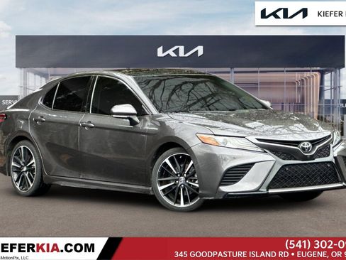 Used 2019 Toyota Camry XSE image 1