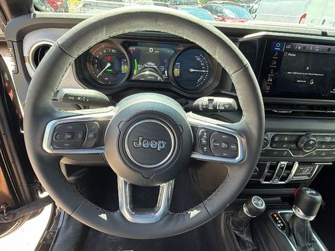 Used 2025 Jeep Wrangler Unlimited Sahara w/ Safety Group AWD/4WD image 26