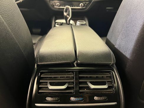 Used 2019 BMW 530e w/ Convenience Package image 33