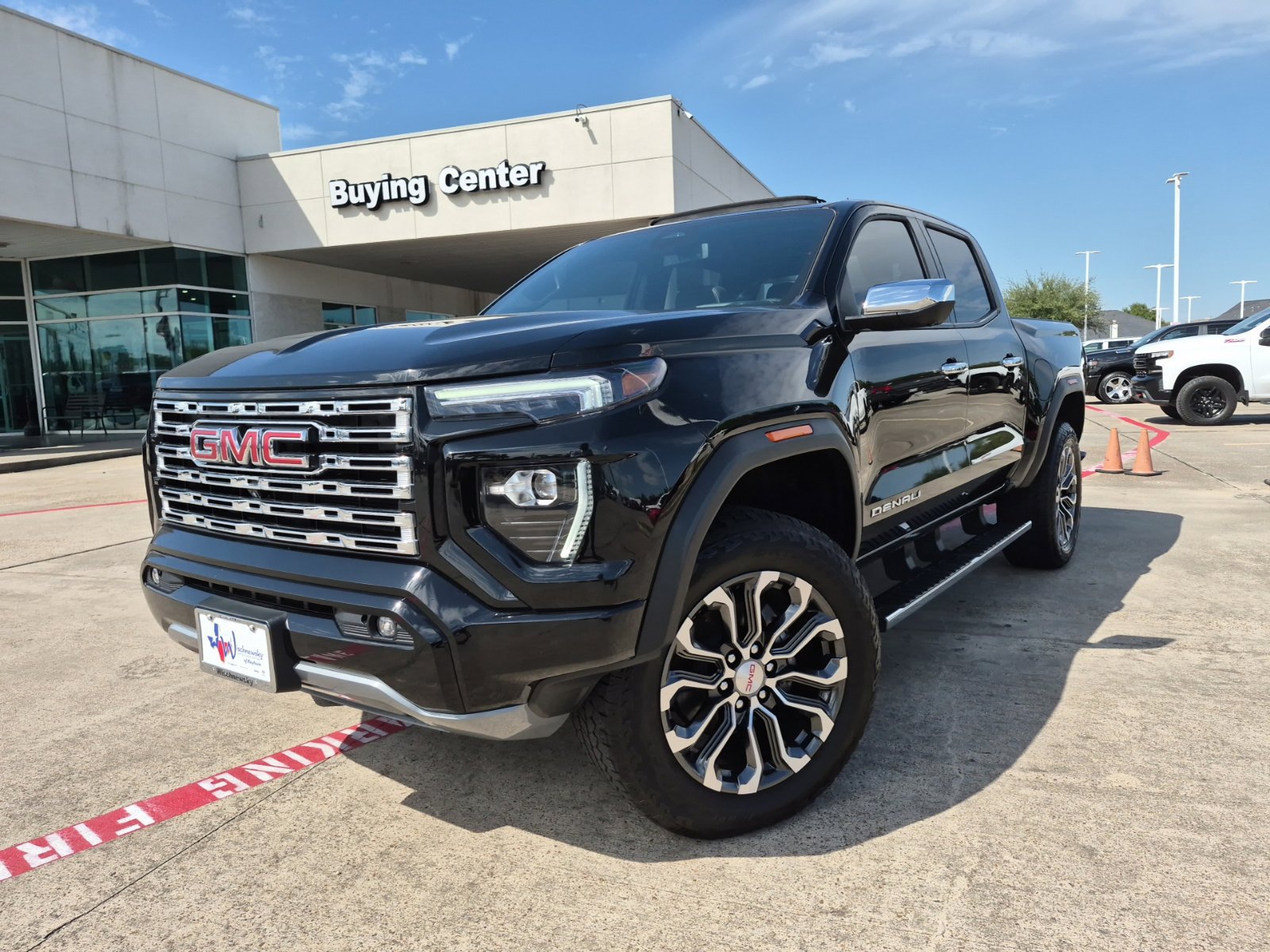 Used 2025 GMC Canyon Denali AWD/4WD image 1