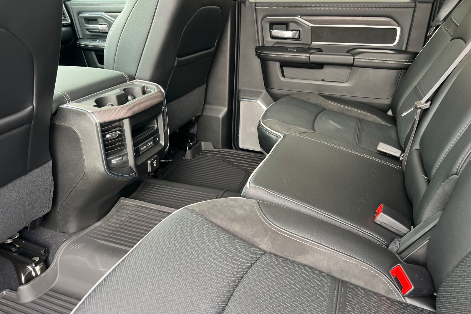 New 2026 RAM 3500 Laramie AWD/4WD image 15