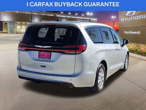 Used 2023 Chrysler Pacifica Touring-L image 7