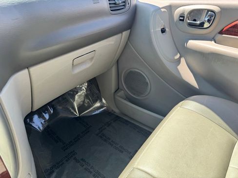 Used 2007 Chrysler Town & Country Touring FWD image 24
