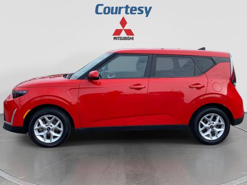 Used 2024 Kia Soul LX w/ Option Group 015 FWD image 2