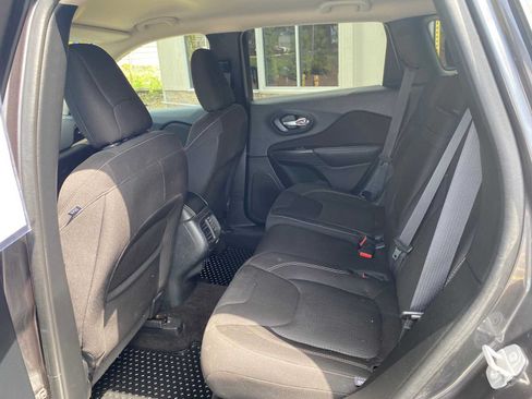 Used 2016 Jeep Cherokee Latitude w/ Comfort/Convenience Group AWD/4WD image 10