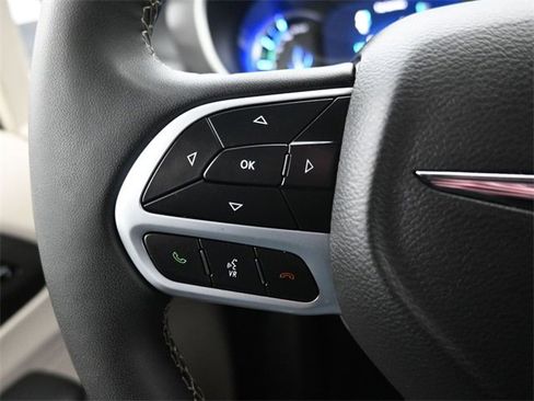 Used 2024 Chrysler Pacifica Select image 19