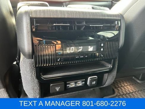 Used 2023 Jeep Wagoneer Series III w/ Preferred Equipment Group AWD/4WD image 39