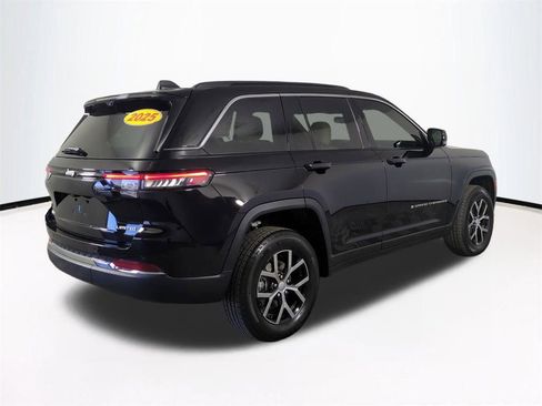 Used 2025 Jeep Grand Cherokee Limited w/ Luxury Tech Group II image 5