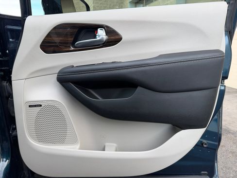 Used 2023 Chrysler Pacifica Limited image 16