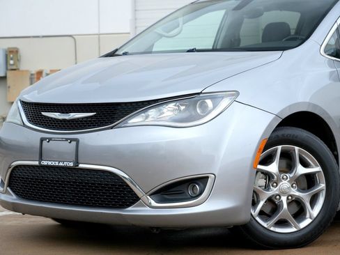 Used 2018 Chrysler Pacifica Limited FWD image 22
