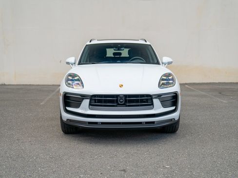 Certified 2025 Porsche Macan image 6