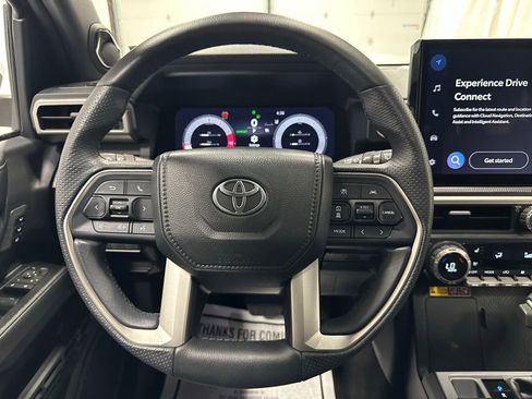 Used 2025 Toyota 4Runner Limited AWD/4WD image 18