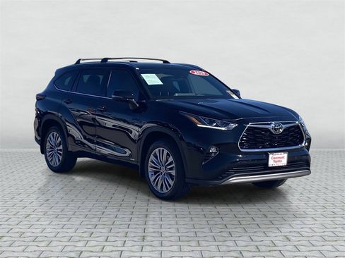 Certified 2025 Toyota Highlander Platinum image 36