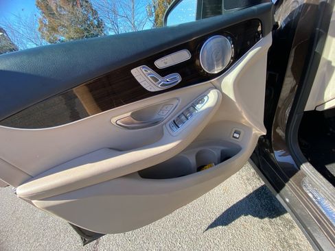 Used 2016 Mercedes-Benz GLC 300 4MATIC image 32