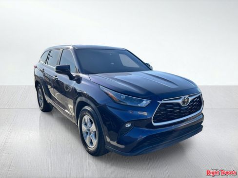 Used 2023 Toyota Highlander LE FWD image 5