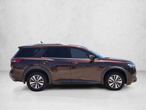 Used 2022 Nissan Pathfinder SL w/ Lighting Package (N92) FWD image 4