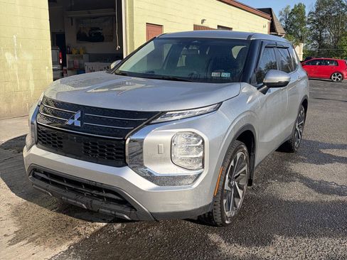 Used 2022 Mitsubishi Outlander ES AWD/4WD image 4