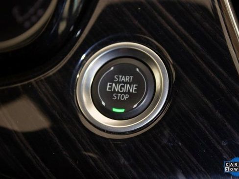 Used 2025 Cadillac XT6 Premium Luxury image 31