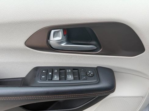 Used 2017 Chrysler Pacifica Touring-L FWD image 18