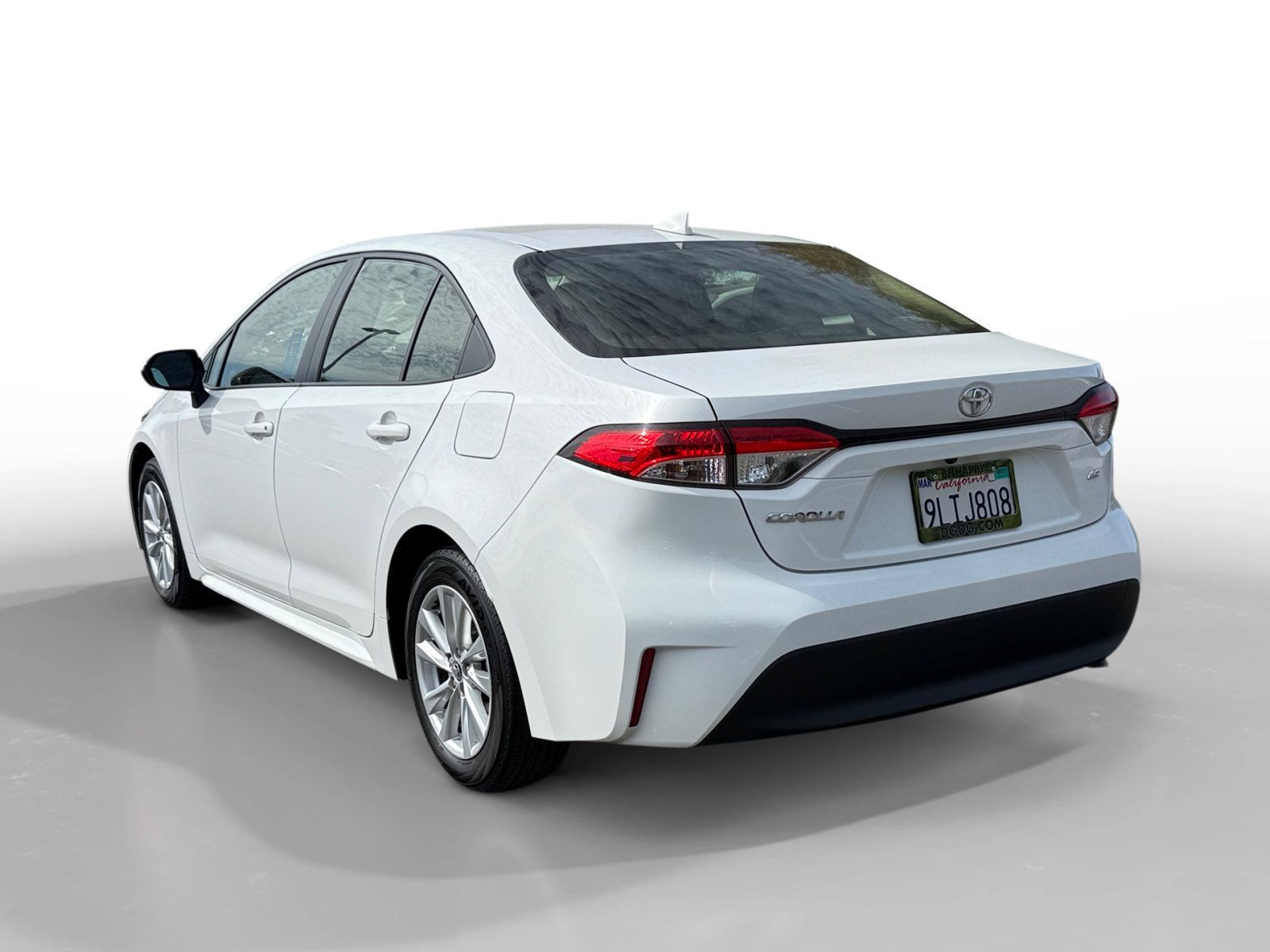 Used 2024 Toyota Corolla LE w/ LE Convenience Package FWD image 3