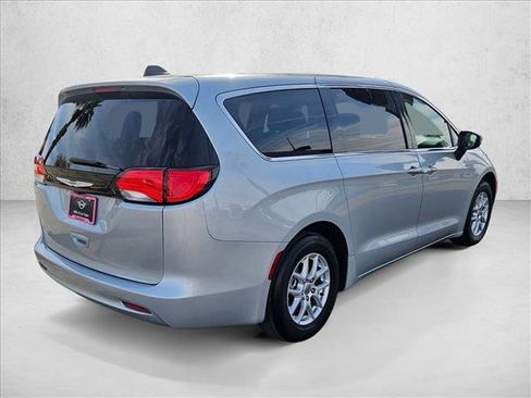 Used 2022 Chrysler Voyager LX image 5