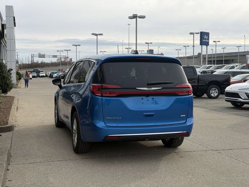 New 2026 Chrysler Pacifica Select AWD/4WD image 7