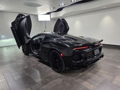 Used 2023 McLaren GT RWD image 22