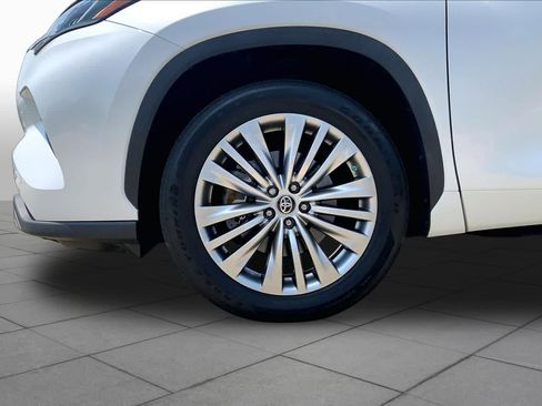 Used 2023 Toyota Highlander Platinum FWD image 11
