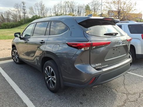 Used 2022 Toyota Highlander XLE image 3