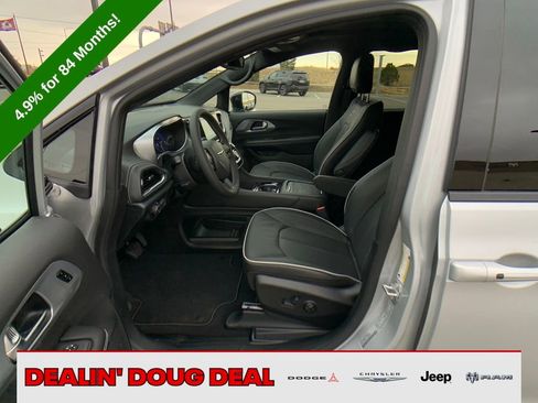 New 2026 Chrysler Pacifica Limited image 9