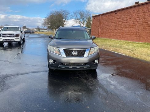 Used 2016 Nissan Pathfinder SV image 2