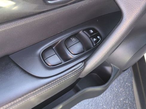 Used 2017 Nissan Rogue SV FWD image 13