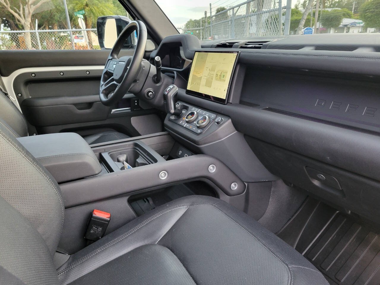 Used 2024 Land Rover Defender 130 X-Dynamic SE AWD/4WD image 9