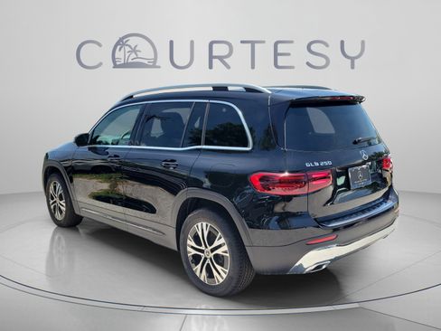 Used 2026 Mercedes-Benz GLB 250 image 2